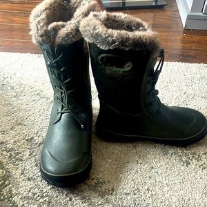 NWOT Youth size 6 Bogs